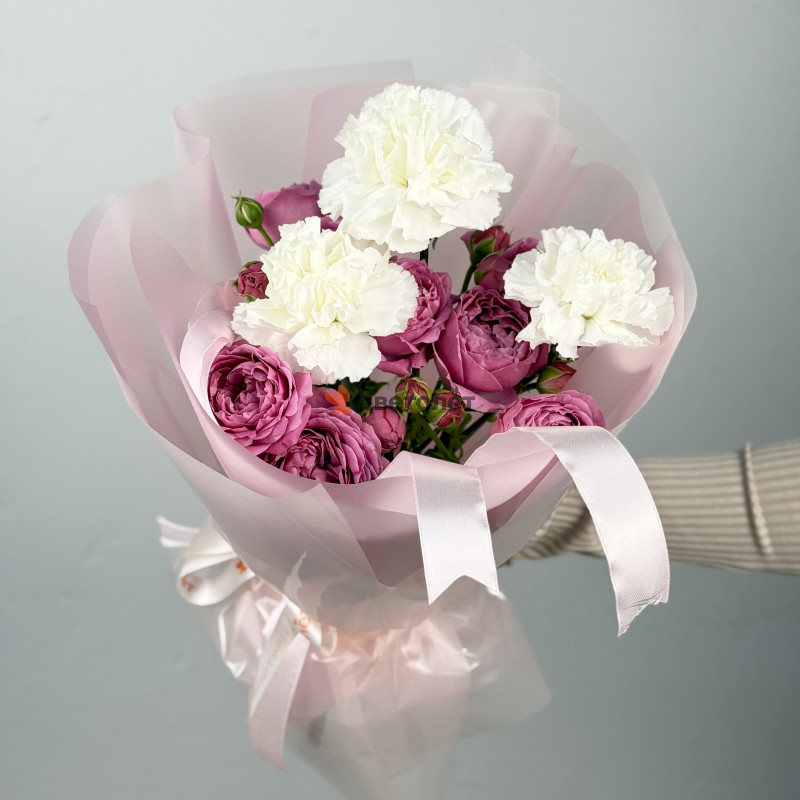 Нежный букет из роз и диантусов