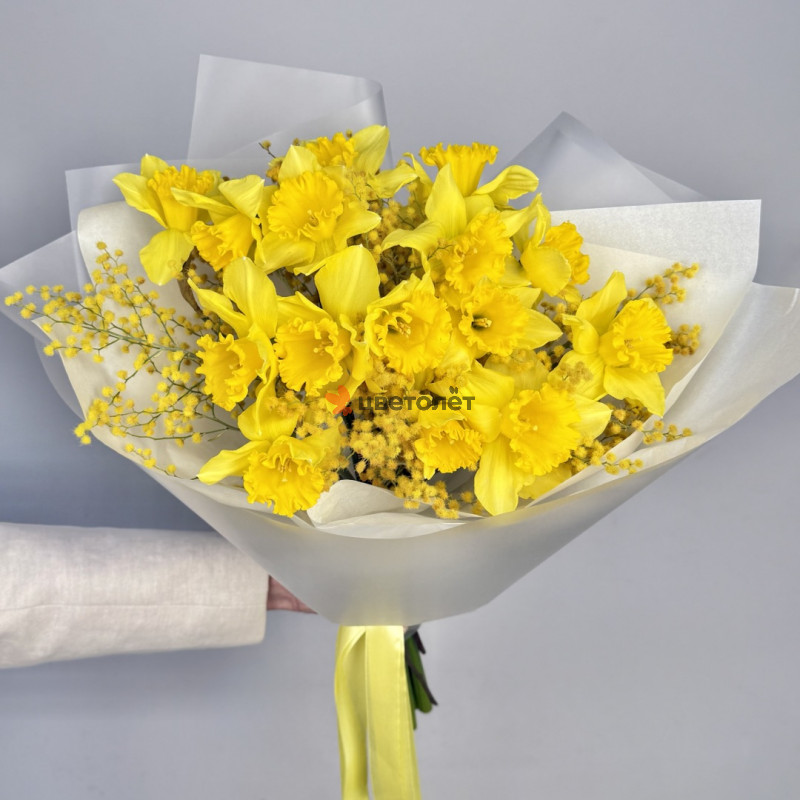 Букет с нарциссами и мимозой